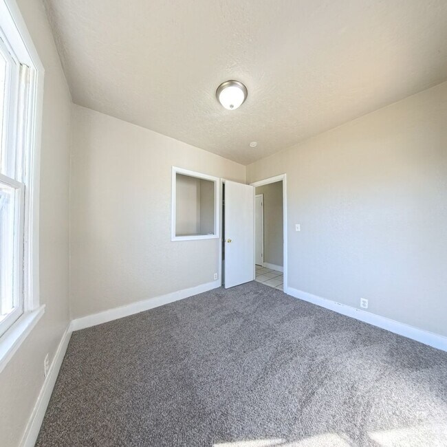 Building Photo - Newly remodeled 2 Bedroom 1 Bath Home