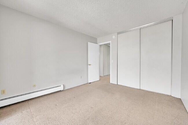 Building Photo - $1,270.00, 2 bed, 1 bath located in Denver...