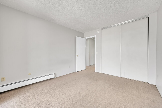 Building Photo - $1,395.00, 2 bed, 1 bath located in Denver...