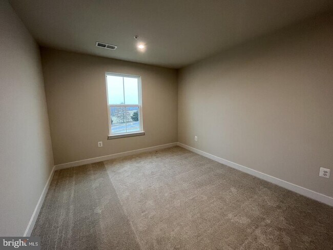 Building Photo - 749 Raeann Dr