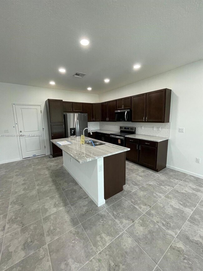 Building Photo - 4466 Longwood Lake Sq