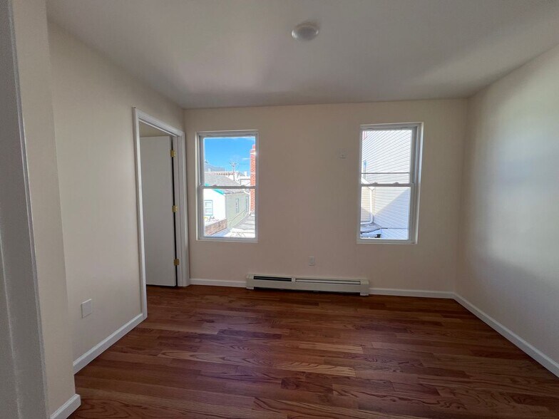 Building Photo - 409 41st St