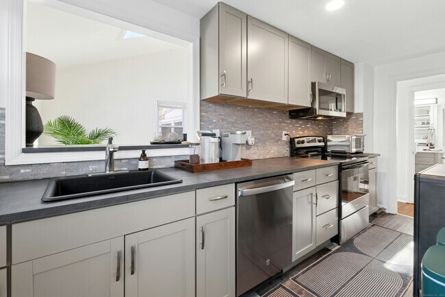 Building Photo - 2 Cross Hwy