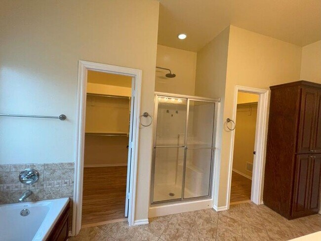 Building Photo - 3 bed plus office with storm shelter in Moore Schools!