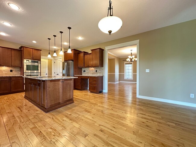 Building Photo - Astonishing 5 bedroom 3.5 Bath Home
