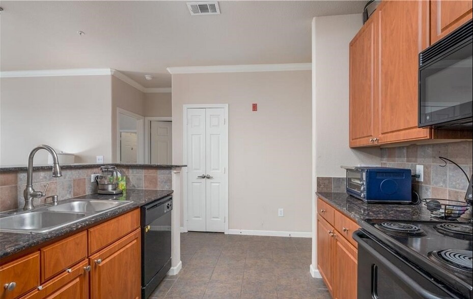 Building Photo - 600 13th St E