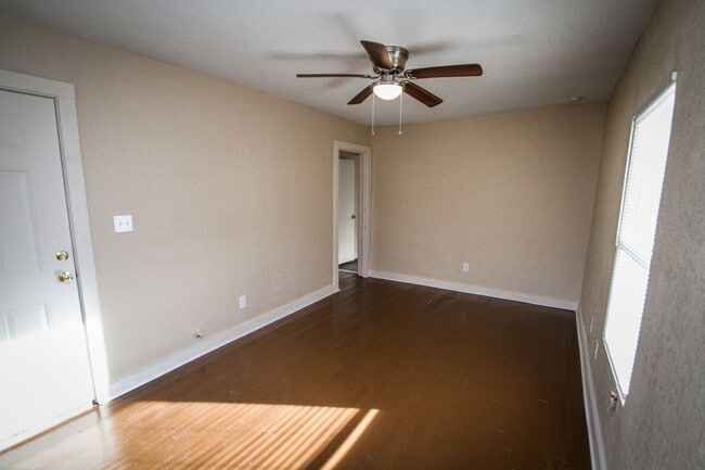 Building Photo - 934 Poinsettia St