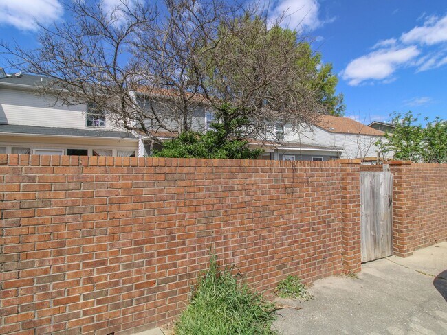 Building Photo - 1823 Glenn St SW