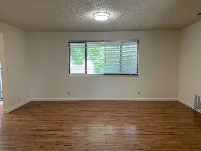 Building Photo - Spacious 3 Bed 2 Bath Home-Located on a Corner Lot in Quiet Neighborhhood