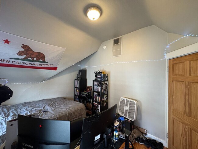 Building Photo - 26 Conklin St