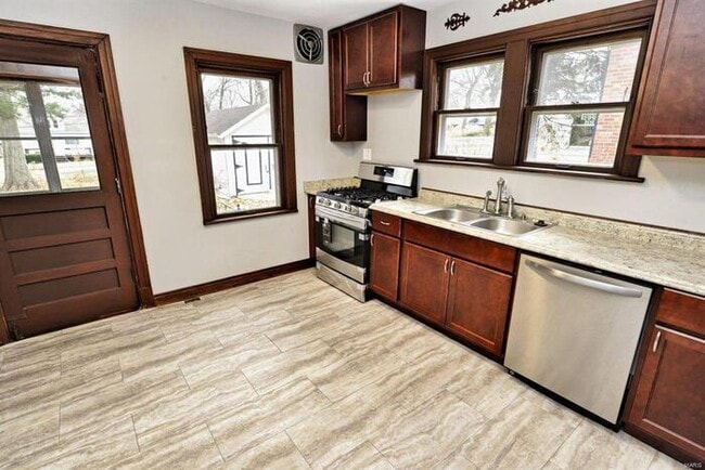 Building Photo - Fantastic 2bd/1ba home! Coming soon!