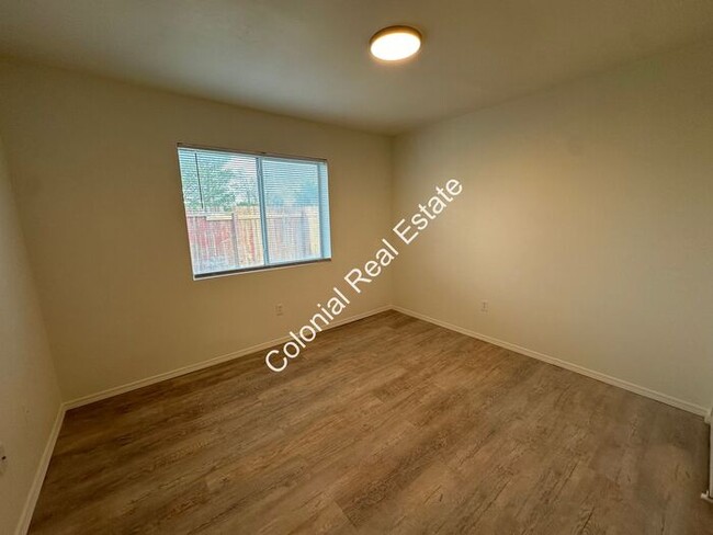 Building Photo - 4 bedroom 2 bathroom, remodeled townhouse ...