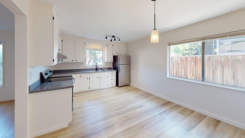 Building Photo - 1529 St Charles St