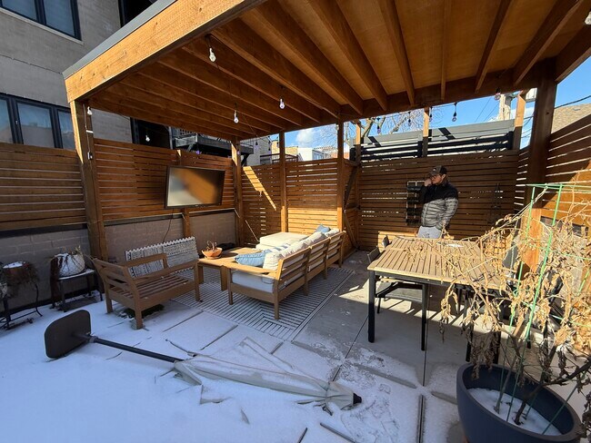 Building Photo - 3219 N Seminary Ave