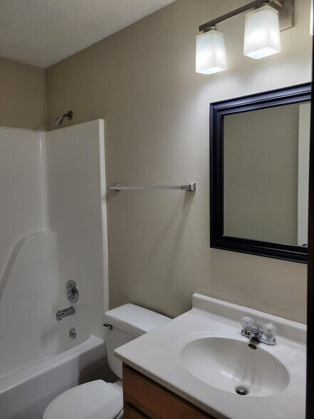 Building Photo - 5 Cherry Tree Ln