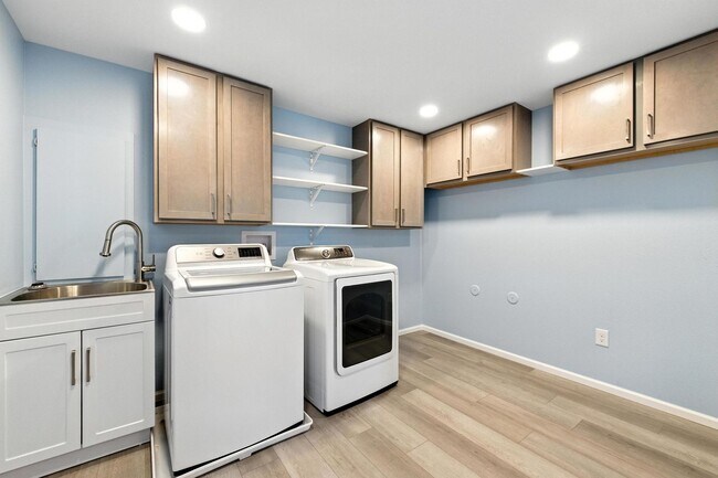 Building Photo - Beautiful, Well-Maintained 4 Bed/4 Bath Ho...