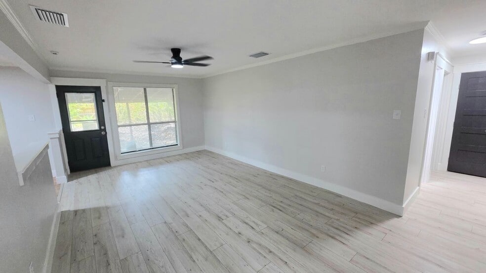 Building Photo - 411 Woodcrest Way