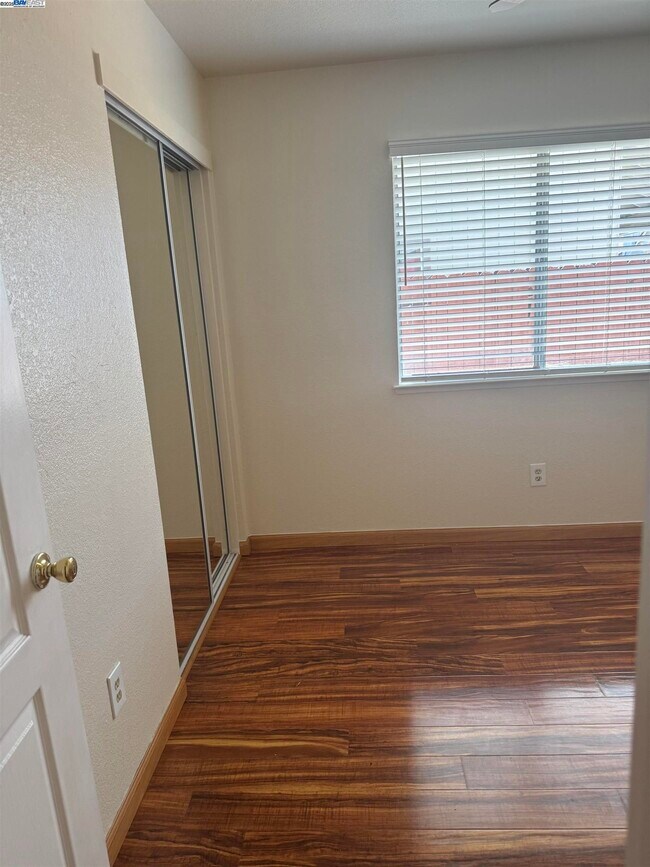 Building Photo - 5325 Avante Ln