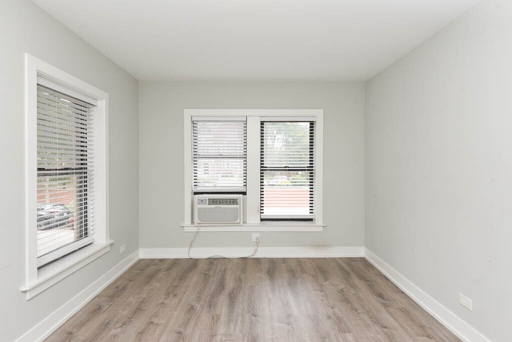 Building Photo - 725 W Brompton Ave