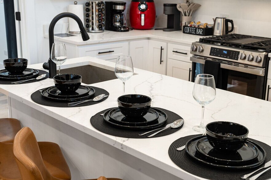 Building Photo - 1941 W Augusta Blvd