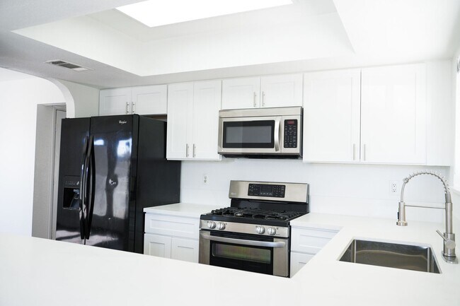 Building Photo - Stunning 3 Bed / 2.5 Bath Home w/ Loft, Two-Story Atrium & Remodeled Kitchen