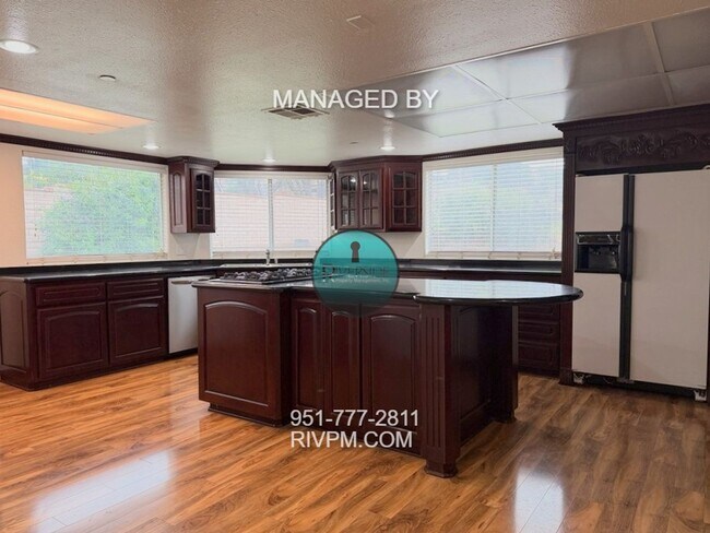 Building Photo - Single story large corner lot home in Jurupa Valley ready for move-in!