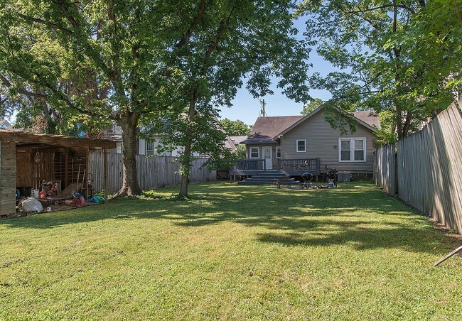 Building Photo - "Charming Nashville Retreat: Spacious 2-Be...