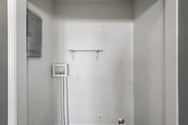 Building Photo - Welcome home to this cozy and fully updated 3-bedroom, 1-bath rental in Kansas City, KS!  1st mon...