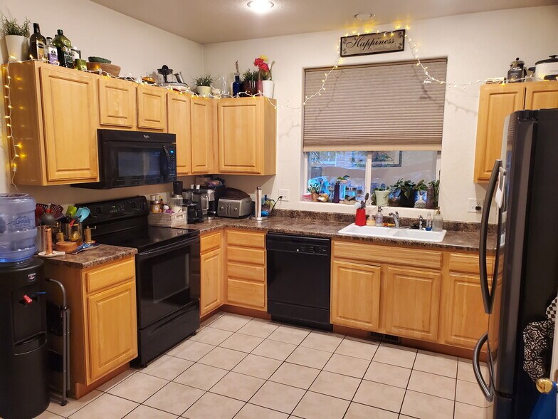 Building Photo - 2850 Kansas Dr Unit D