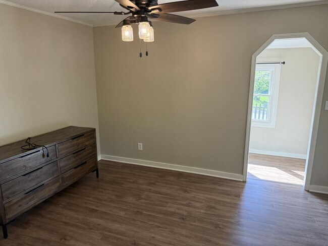 Building Photo - 2901 Lindsay Ave