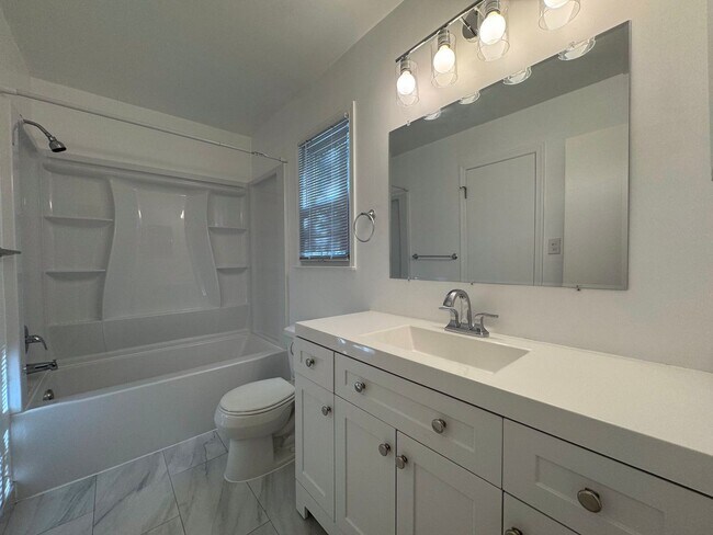 Building Photo - Spacious 4 Bed 2/2 Bath Home with Park-Lik...