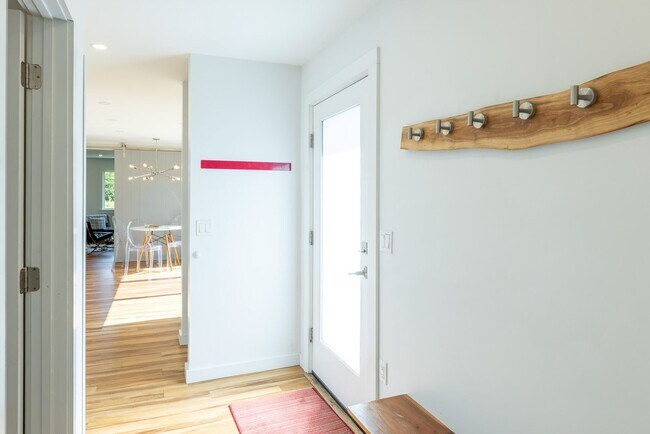 Building Photo - Short Term lease- Fully Furnished One bedroom, one bath