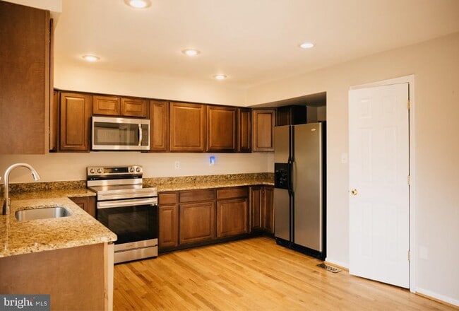 Building Photo - 394 Doral Ct