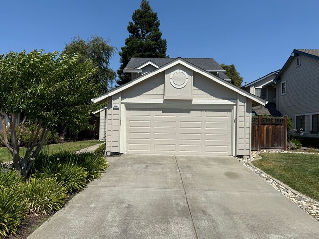 Building Photo - Updated 2 Bed + Loft / 2 Bath Home in Desi...