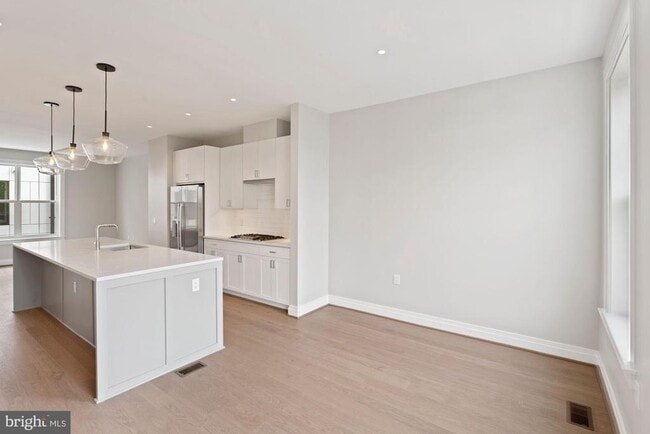 Building Photo - 203 Montgomery St