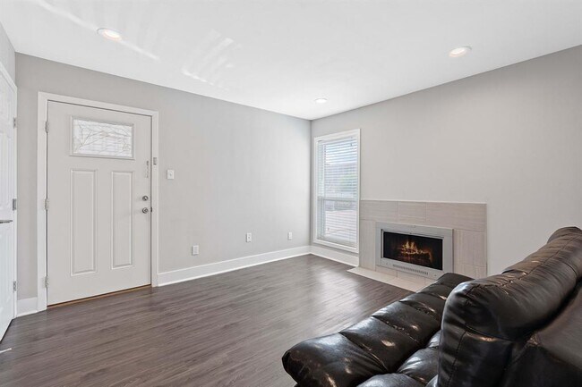 Building Photo - 935 La Posada Dr