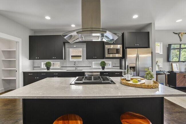 Building Photo - Completely furnished 4BR/2.5BA with fully ...