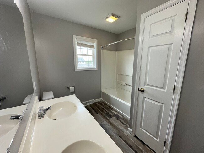 Building Photo - 206 Lighthouse Dr