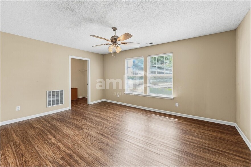 Building Photo - 10981 Clear Spring Dr