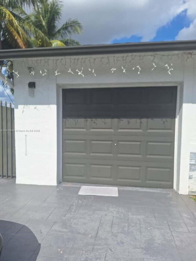 Building Photo - 13437 SW 44th Ln