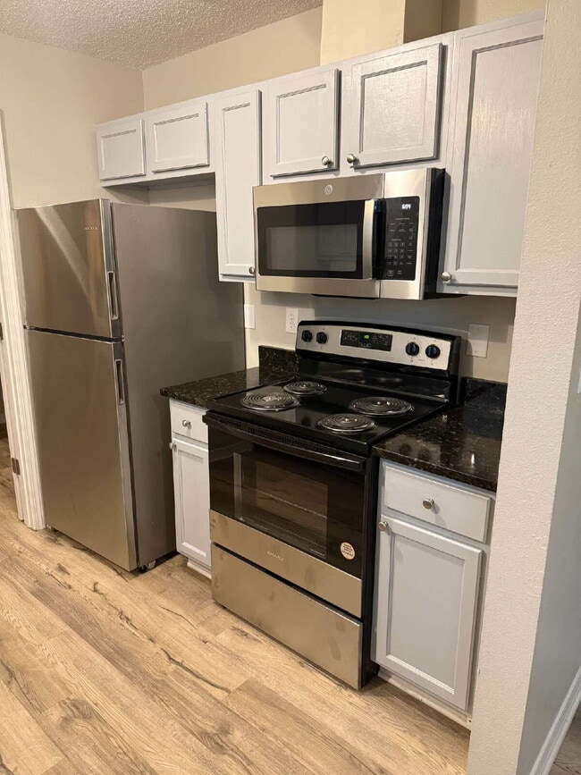 Building Photo - Renovated 2BR Coastal Apartment in Gulf Breeze – New Granite Counters, LVP Flooring & More!