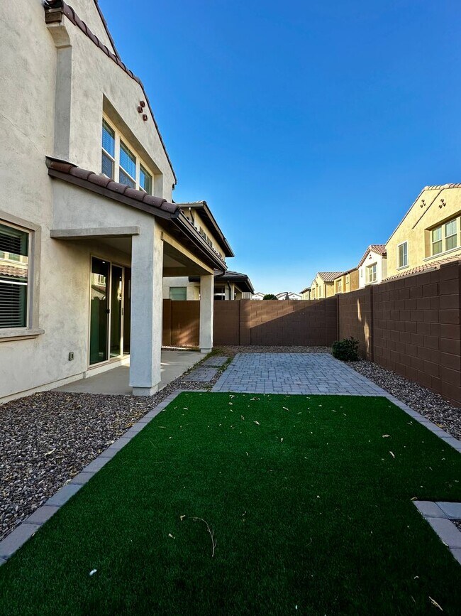 Building Photo - RECKER AND RAY MOVE IN READY 4 BEDROOM 2.5 BATHROOM HOME PERFECTLY LOCATED