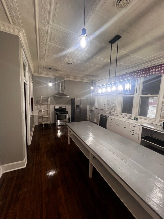 Kitchen - 506 W Sheridan Ave