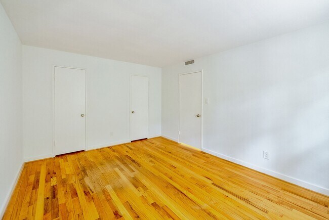 Building Photo - Comfort, Convenience & Charm in a Hidden G...