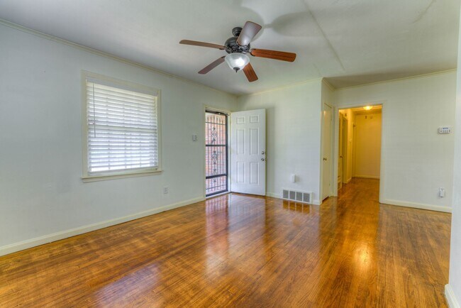 Building Photo - 4 bed/2 bath