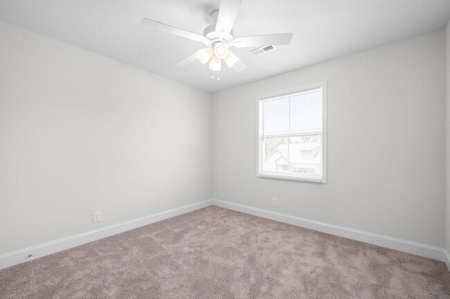 Building Photo - Pet Friendly Three Bedroom with Bonus!