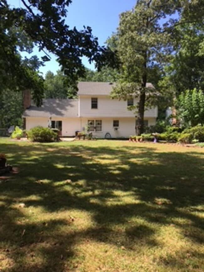 Building Photo - 4 Bedroom with fenced in yard!