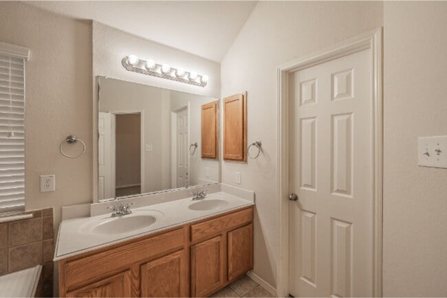 Building Photo - 9916 Channing Rd