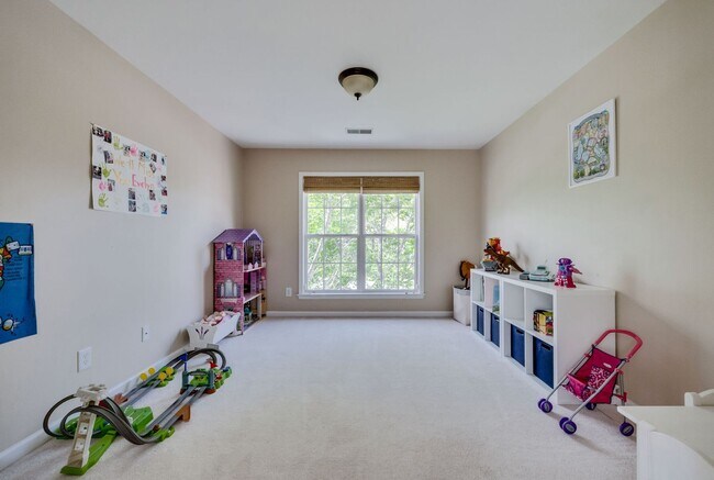 Building Photo - 4 Bedroom, 3.5 Bathroom Executive Home with Fenced Yard and 3 Car Garage.