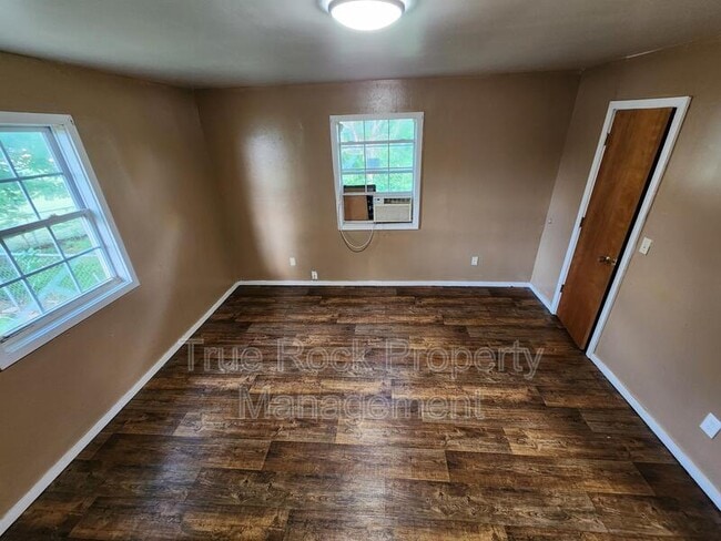 Building Photo - 410 N Division St